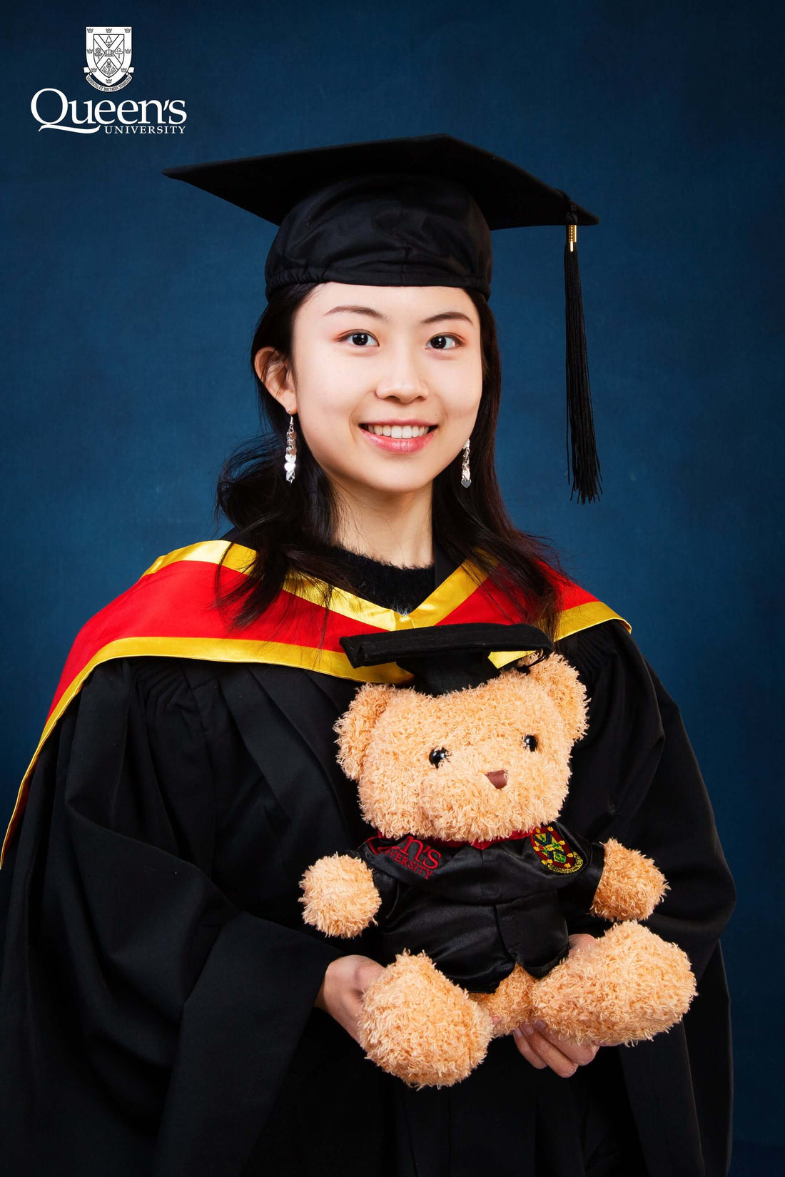 Tsing Photography offers an early bird discount on graduation photo packages for graduates